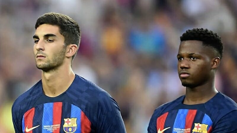 Barca tức giận vì hai ngôi sao không chịu rời đi