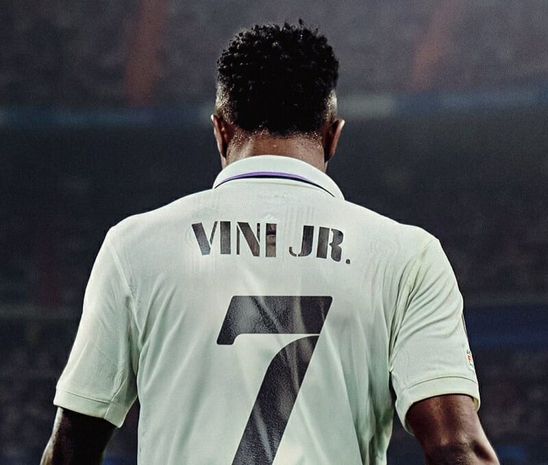 Vinicius nhận số áo biểu trưng tại Real
